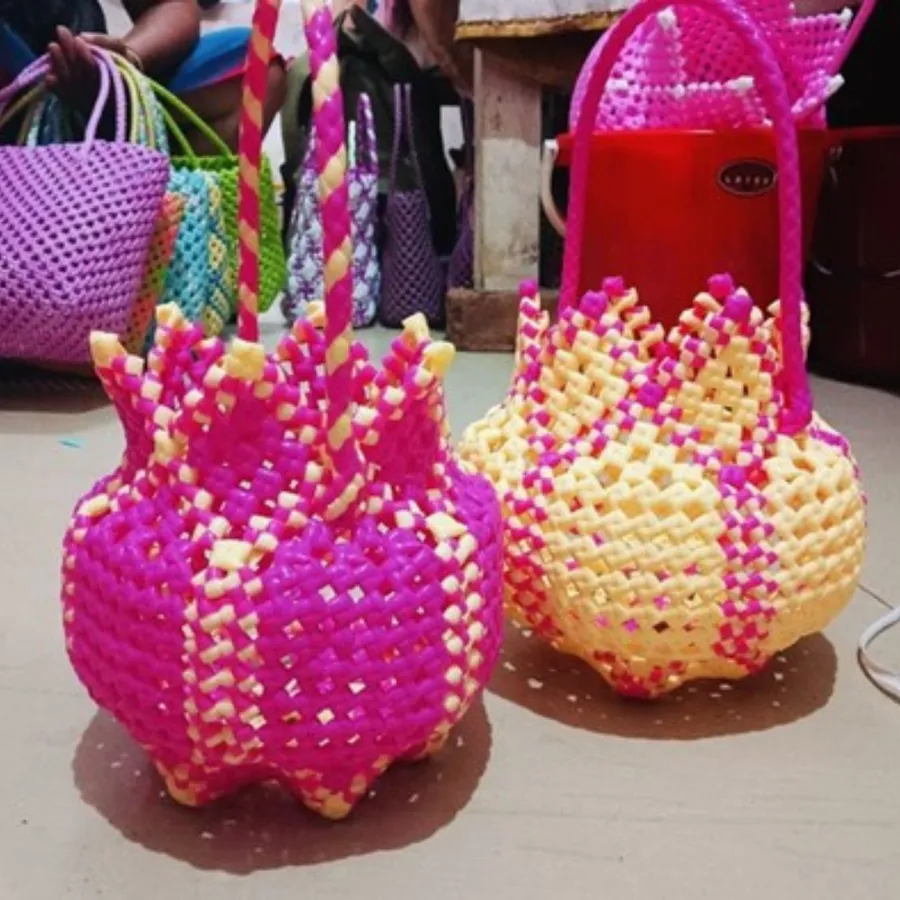Beaded baskets in pink and gold